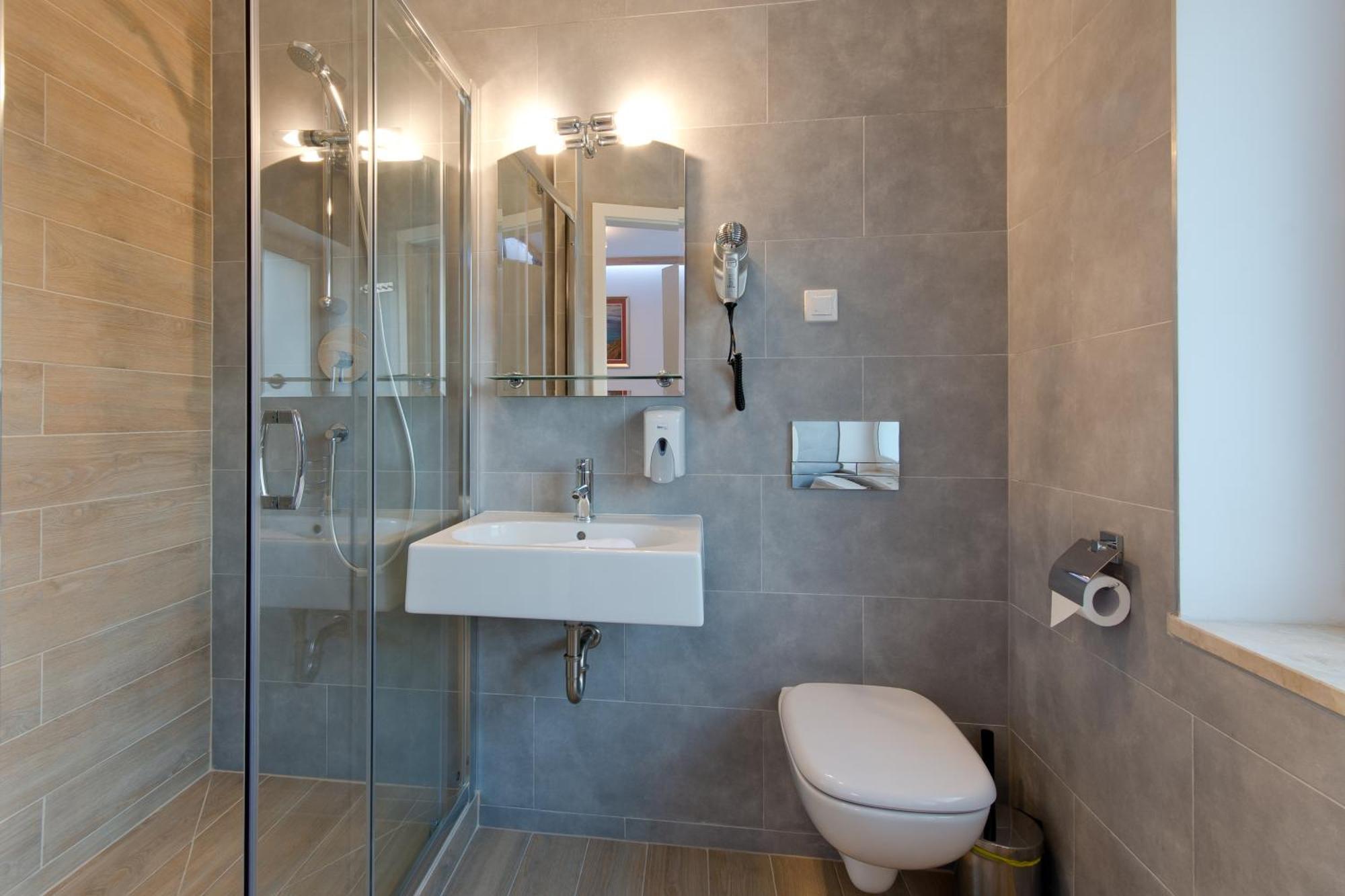 Double or Twin Room Private Bathroom