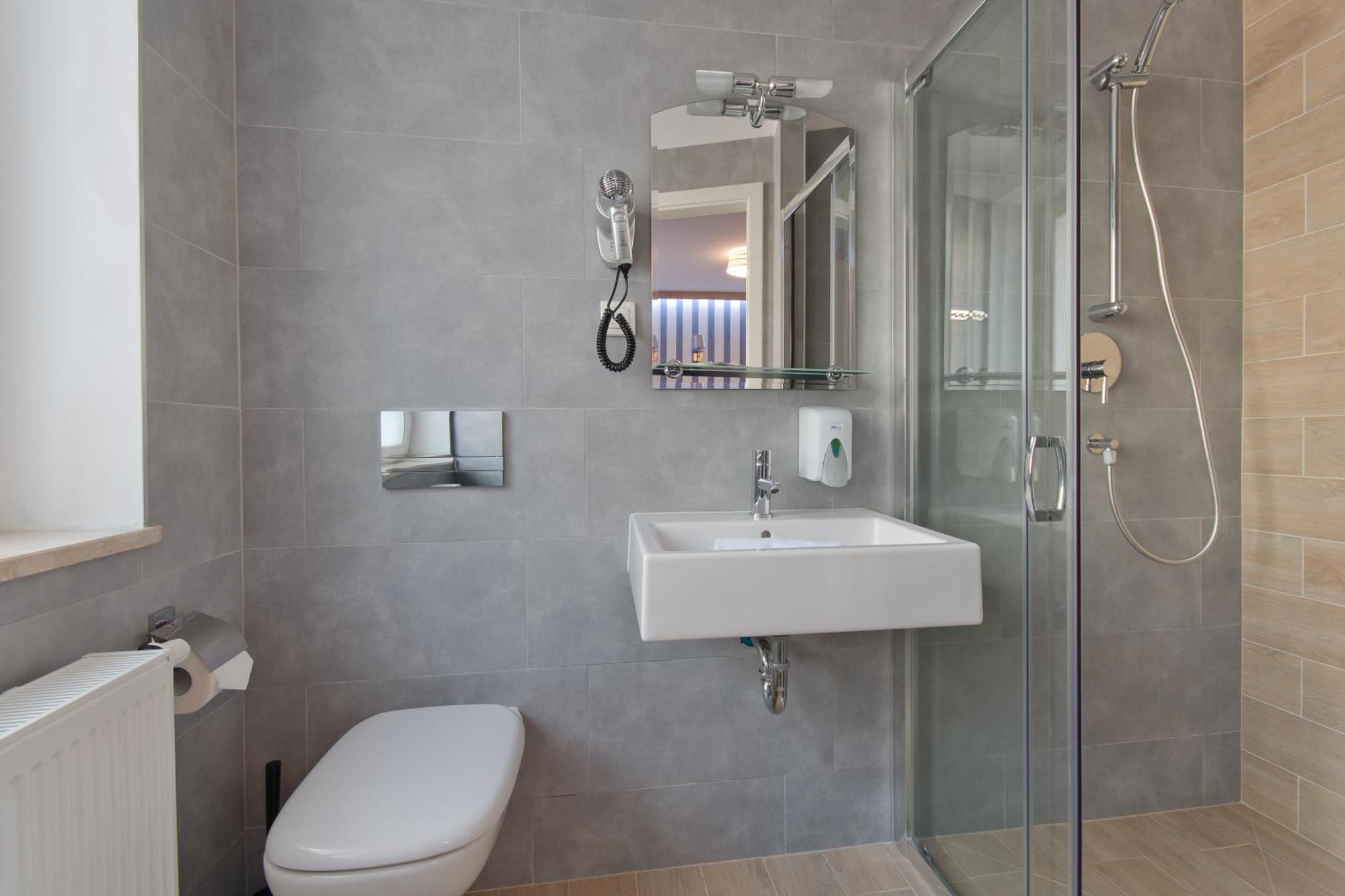 Double or Twin Room Private Bathroom